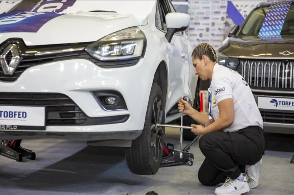 Automechanika Istanbul'da kadın oto bakım ustaları yarıştı Automechanika Istanbul'da kadın oto bakım ustaları yarıştı