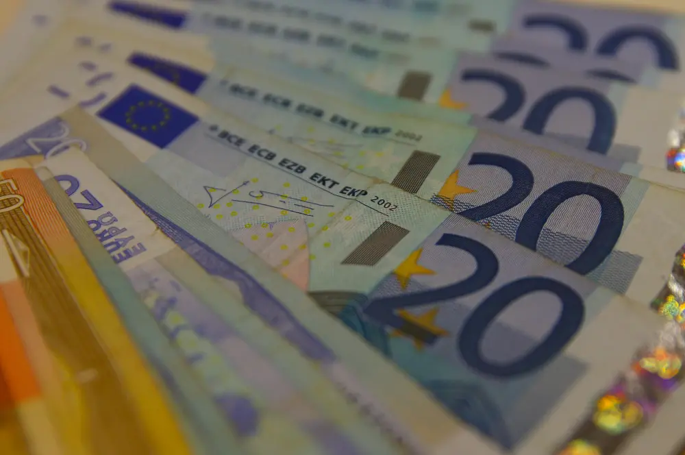 Euro Bölgesi'nde işsizlik nisanda yüzde 6.4'e geriledi Euro Bölgesi'nde işsizlik nisanda yüzde 6.4'e geriledi