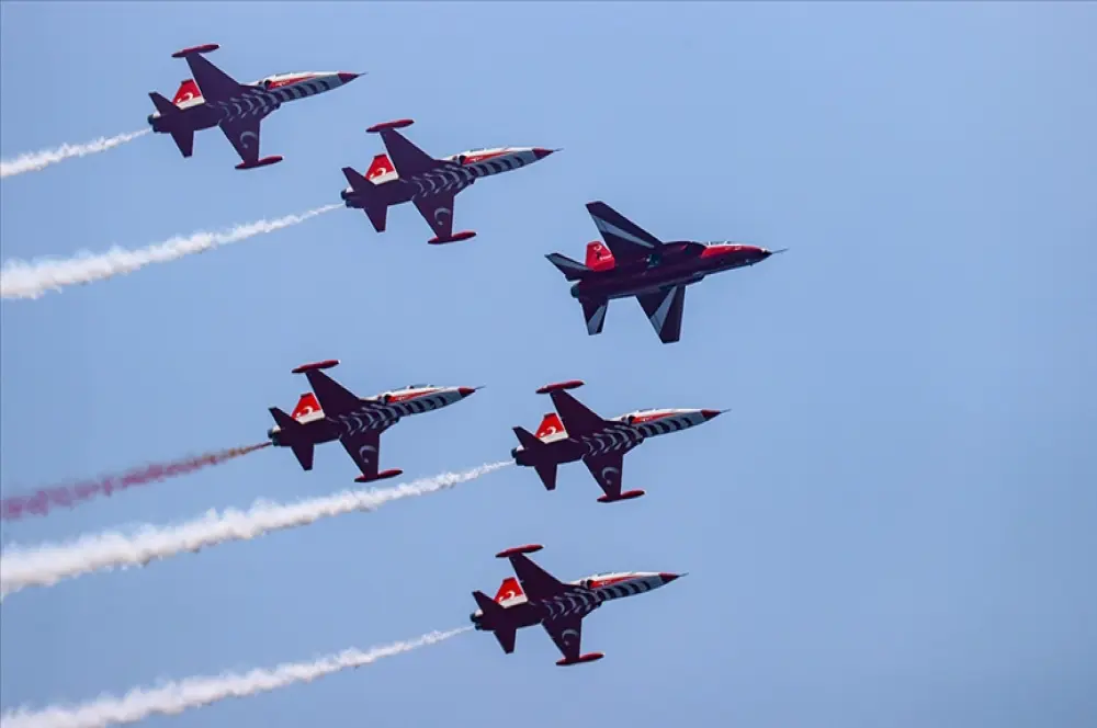 Türk Yıldızları'nın HÜRJET ile kol uçuşunun kokpit görüntüleri nefes kesti Türk Yıldızları'nın HÜRJET ile kol uçuşunun kokpit görüntüleri nefes kesti