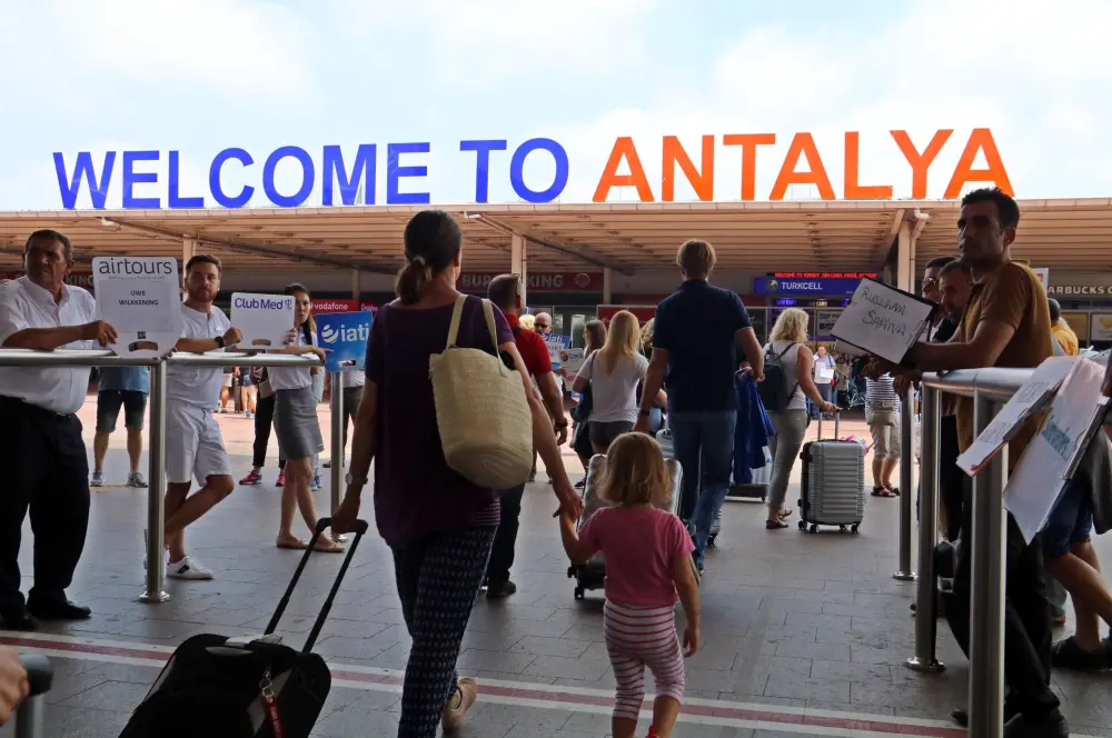 Antalya Havalimanı'nda yolcu, Yavuz Sultan Selim Köprüsü'nde araç rekoru kırıldı Antalya Havalimanı'nda yolcu, Yavuz Sultan Selim Köprüsü'nde araç rekoru kırıldı