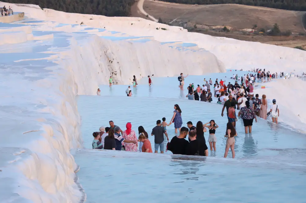 Pamukkale'yi 4 günde yaklaşık 32 bin ziyaretçi gezdi Pamukkale'yi 4 günde yaklaşık 32 bin ziyaretçi gezdi