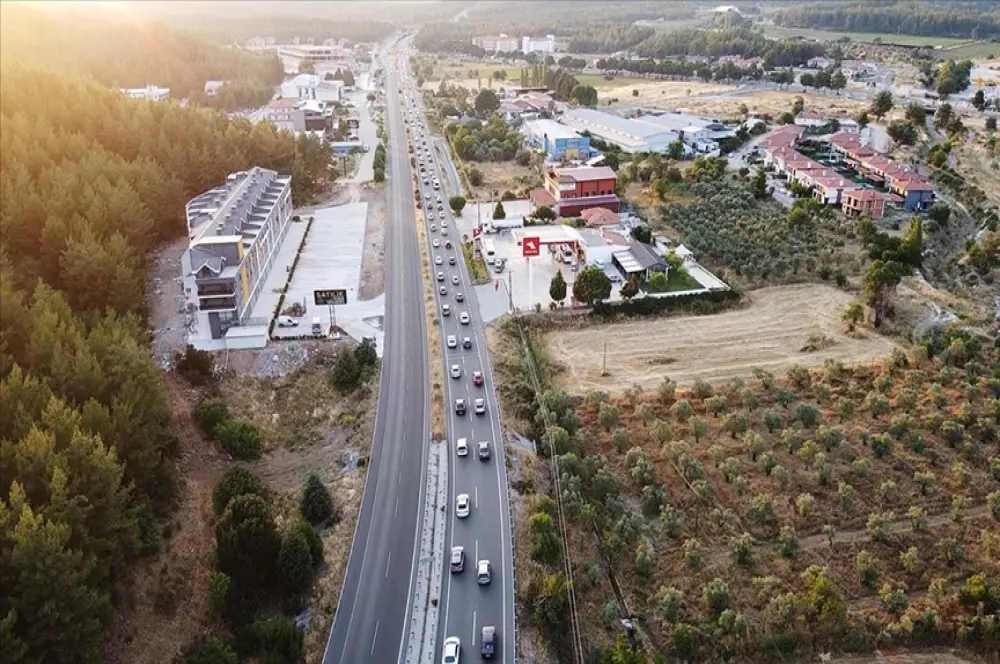 Yollarda bayram tatili dönüşü hareketliliği yaşanıyor Yollarda bayram tatili dönüşü hareketliliği yaşanıyor