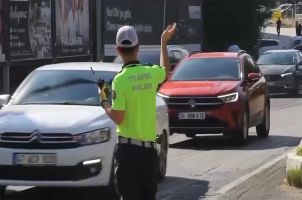 Trafik ekipleri, 27 Haziran-4 Temmuz'da 2 milyon 408 bin 77 aracı denetledi Trafik ekipleri, 27 Haziran-4 Temmuz'da 2 milyon 408 bin 77 aracı denetledi