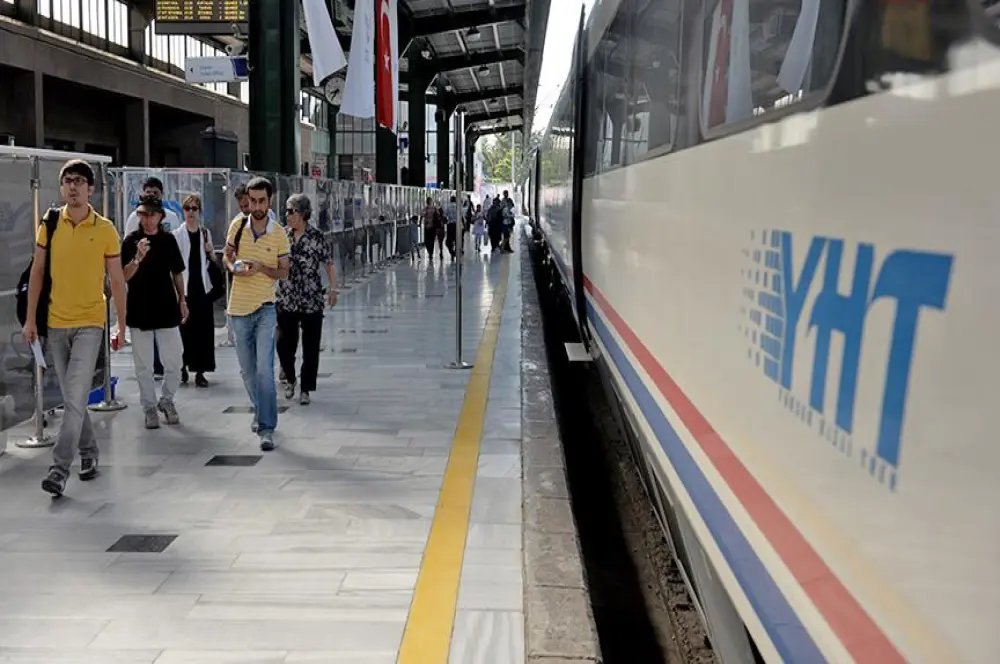 Bu yıl trenlerle yaklaşık 3.8 milyon genç yüzde 15 indirimli seyahat etti Bu yıl trenlerle yaklaşık 3.8 milyon genç yüzde 15 indirimli seyahat etti