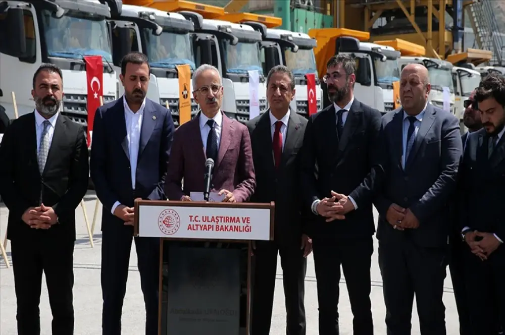 Uraloğlu: Tatvan'da 40 dakikalık seyahat süresi 5 dakikaya inecek Uraloğlu: Tatvan'da 40 dakikalık seyahat süresi 5 dakikaya inecek