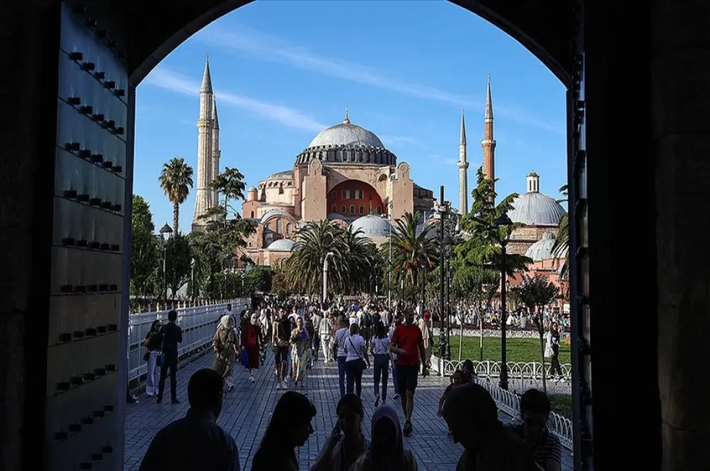 İstanbul yılın 7 ayında 10.5 milyona yakın yabancı turist ağırladı İstanbul yılın 7 ayında 10.5 milyona yakın yabancı turist ağırladı