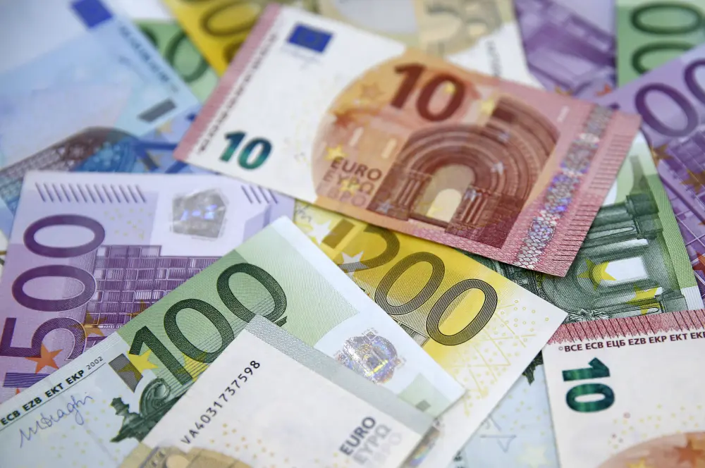 Euro Bölgesi'nde ekonomiye güven eylülde 0.3 puan düştü Euro Bölgesi'nde ekonomiye güven eylülde 0.3 puan düştü