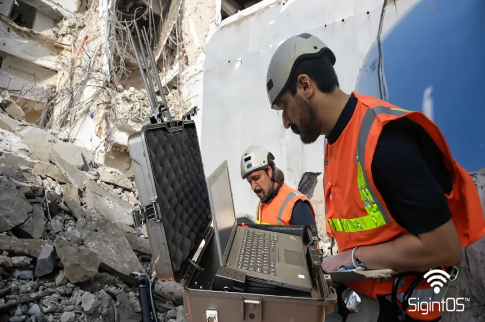 Taşınabilir GSM baz istasyonuyla enkaz altındakilerle iletişim kuruluyor Taşınabilir GSM baz istasyonuyla enkaz altındakilerle iletişim kuruluyor