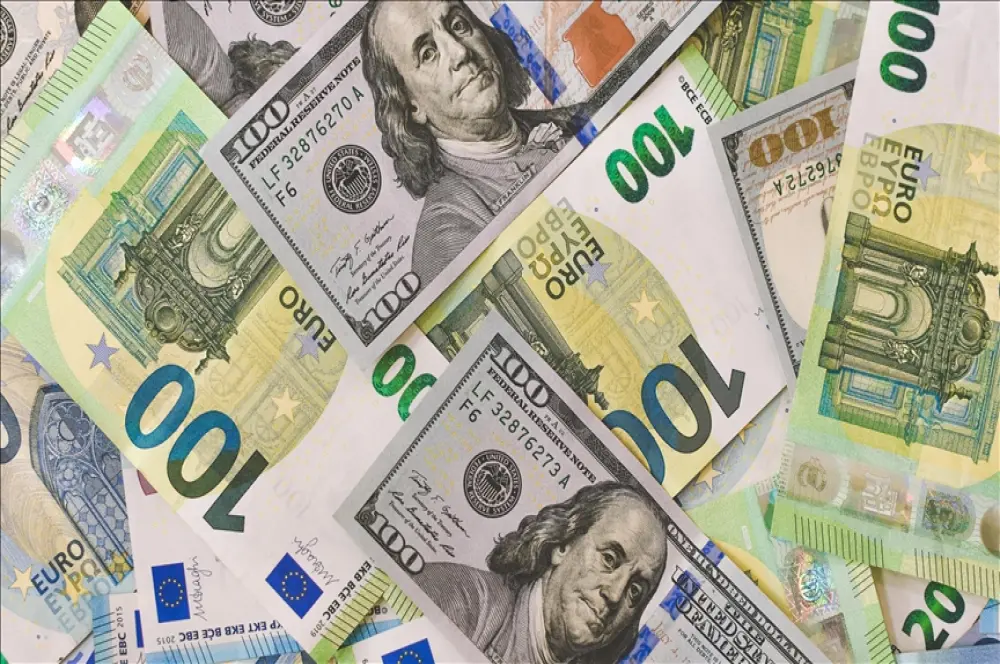 Euro dolar karşısında 2 yılın dibine yöneldi Euro dolar karşısında 2 yılın dibine yöneldi