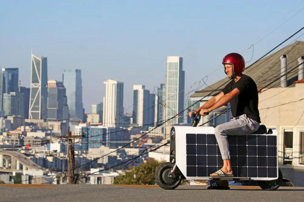 Güneş enerjisiyle çalışan scooter Güneş enerjisiyle çalışan scooter