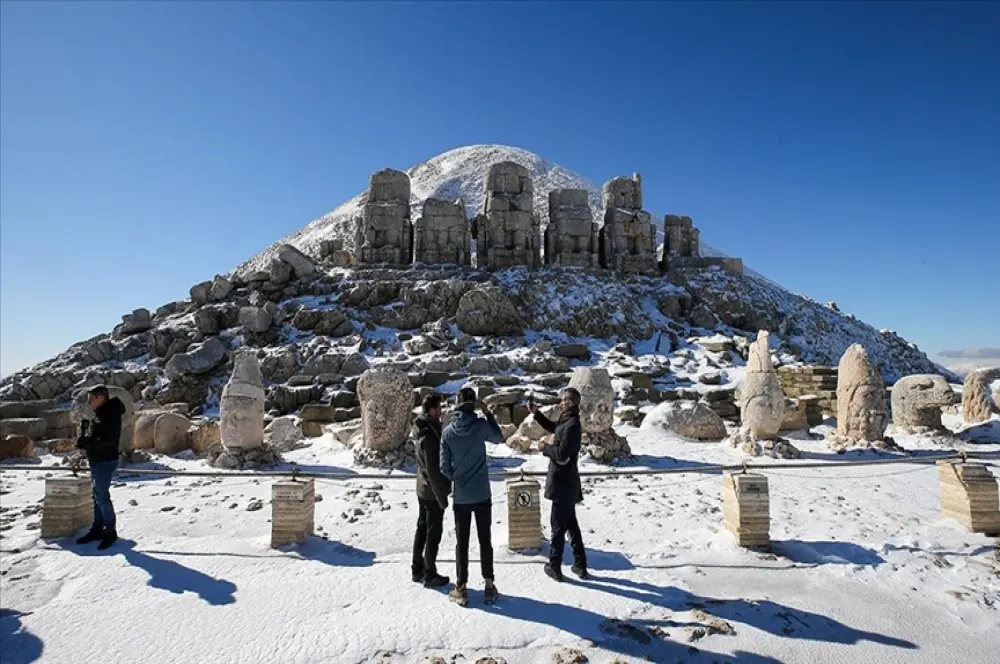 Nemrut Dağı'na turist akını Nemrut Dağı'na turist akını