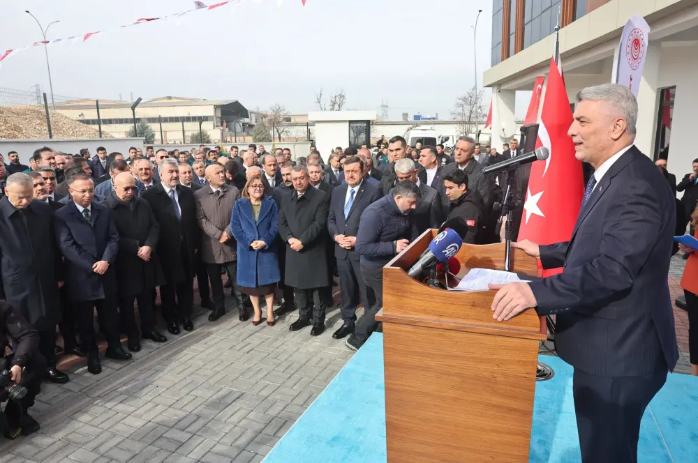 Bakan Bolat, Gaziantep’te konuştu: Suriye'de ticaret, yatırım, imar yeniden hızlanacak Bakan Bolat, Gaziantep’te konuştu: Suriye'de ticaret, yatırım, imar yeniden hızlanacak