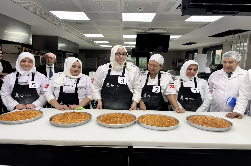 Kadın ustalar en iyi baklava için yarıştı Kadın ustalar en iyi baklava için yarıştı