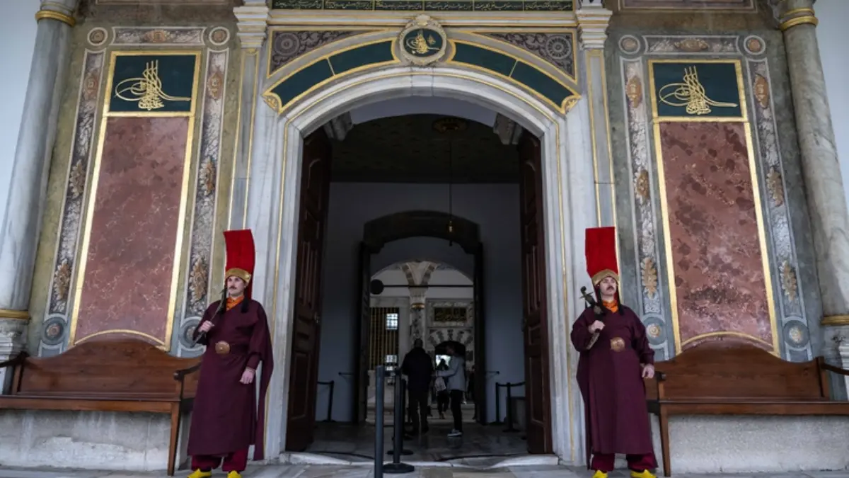 Topkapı Sarayı'nda jandarmalar 'Silahtar' kıyafetiyle nöbet tutuyor Topkapı Sarayı'nda jandarmalar 'Silahtar' kıyafetiyle nöbet tutuyor