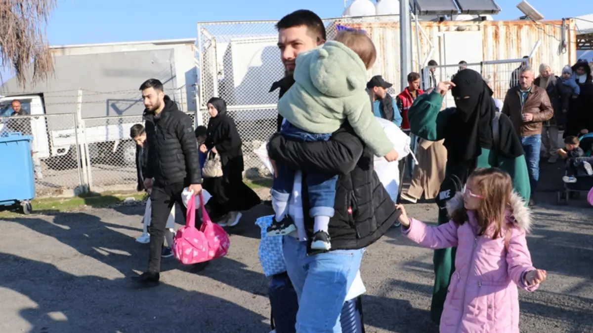 Esed rejimi yıkıldı: BM'ye göre 200 bin Suriyeli mülteci ülkesine döndü Esed rejimi yıkıldı: BM'ye göre 200 bin Suriyeli mülteci ülkesine döndü