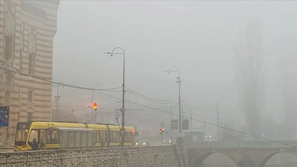 Saraybosna'da hava kirliliği nedeniyle görüş mesafesi azaldı Saraybosna'da hava kirliliği nedeniyle görüş mesafesi azaldı