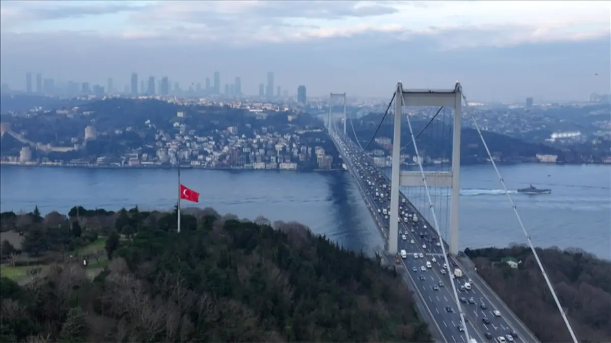 MİLLİ YAS İLAN EDİLDİ: Türkiye'de bayraklar yarıya indirildi! MİLLİ YAS İLAN EDİLDİ: Türkiye'de bayraklar yarıya indirildi!