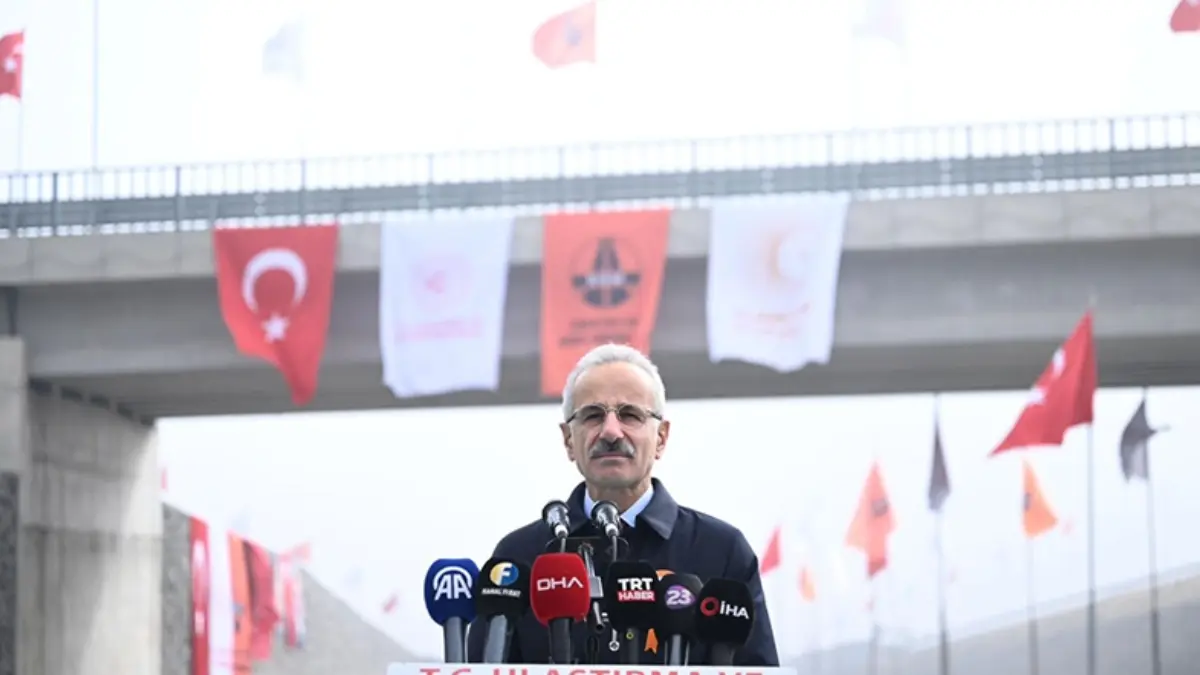 Bakan Uraloğlu: Güzergahı 2 km kısaltarak ulaşımı şehir dışına taşıdık Bakan Uraloğlu: Güzergahı 2 km kısaltarak ulaşımı şehir dışına taşıdık