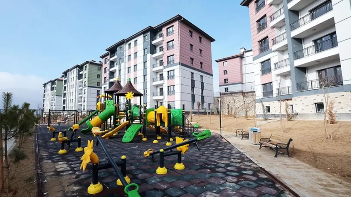 Deprem konutlarının yüzde 45'i hak sahiplerine teslim edildi Deprem konutlarının yüzde 45'i hak sahiplerine teslim edildi