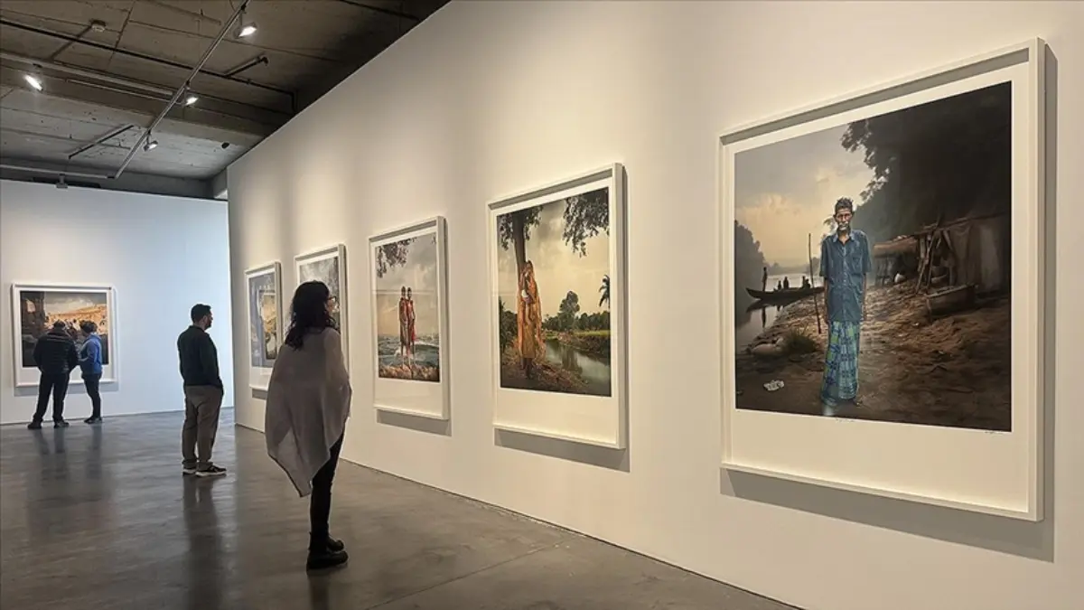 Nuri Bilge Ceylan'ın 'Yolda' fotoğraf sergisi Dolapdere’de açıldı Nuri Bilge Ceylan'ın 'Yolda' fotoğraf sergisi Dolapdere’de açıldı