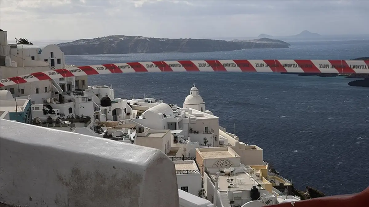 Santorini'de tsunami riski: Halk kum torbalarından set yaptı Santorini'de tsunami riski: Halk kum torbalarından set yaptı
