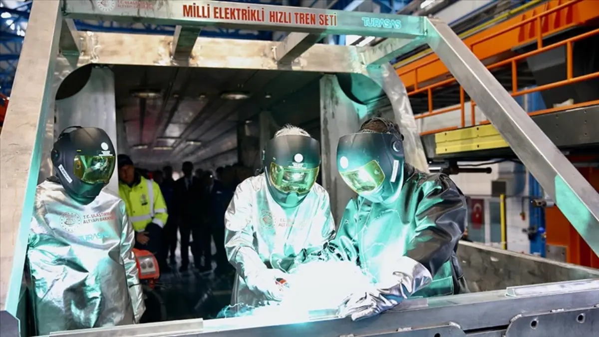 Milli Elektrikli Hızlı Tren Seti'nin gövde kaynağı yapıldı Milli Elektrikli Hızlı Tren Seti'nin gövde kaynağı yapıldı