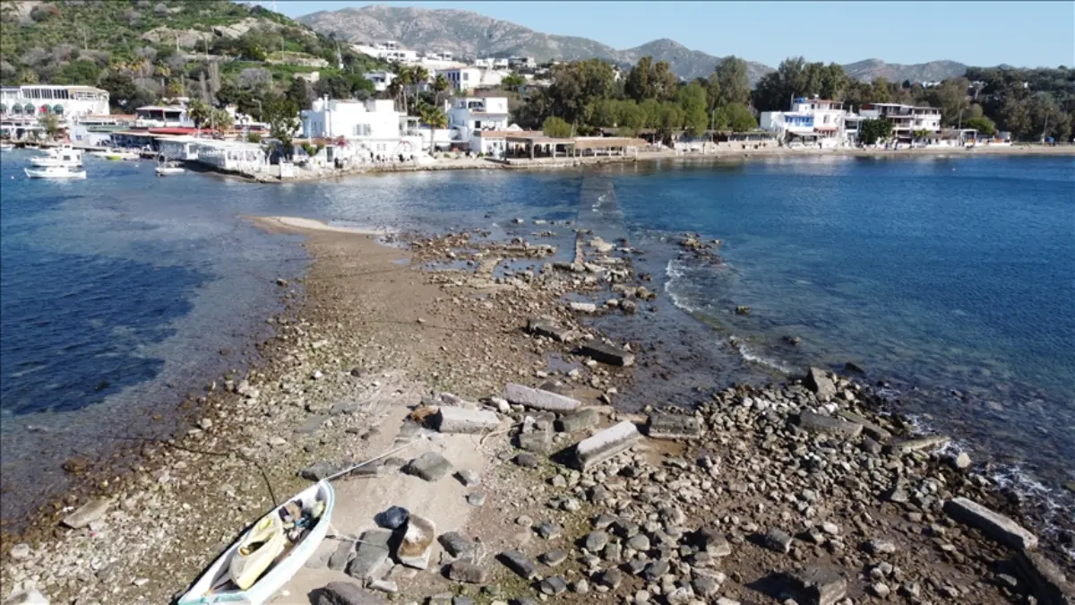 Bodrum'da denizin çekilmesiyle Tavşan Adası'ndaki tarihi surlar ortaya çıktı Bodrum'da denizin çekilmesiyle Tavşan Adası'ndaki tarihi surlar ortaya çıktı