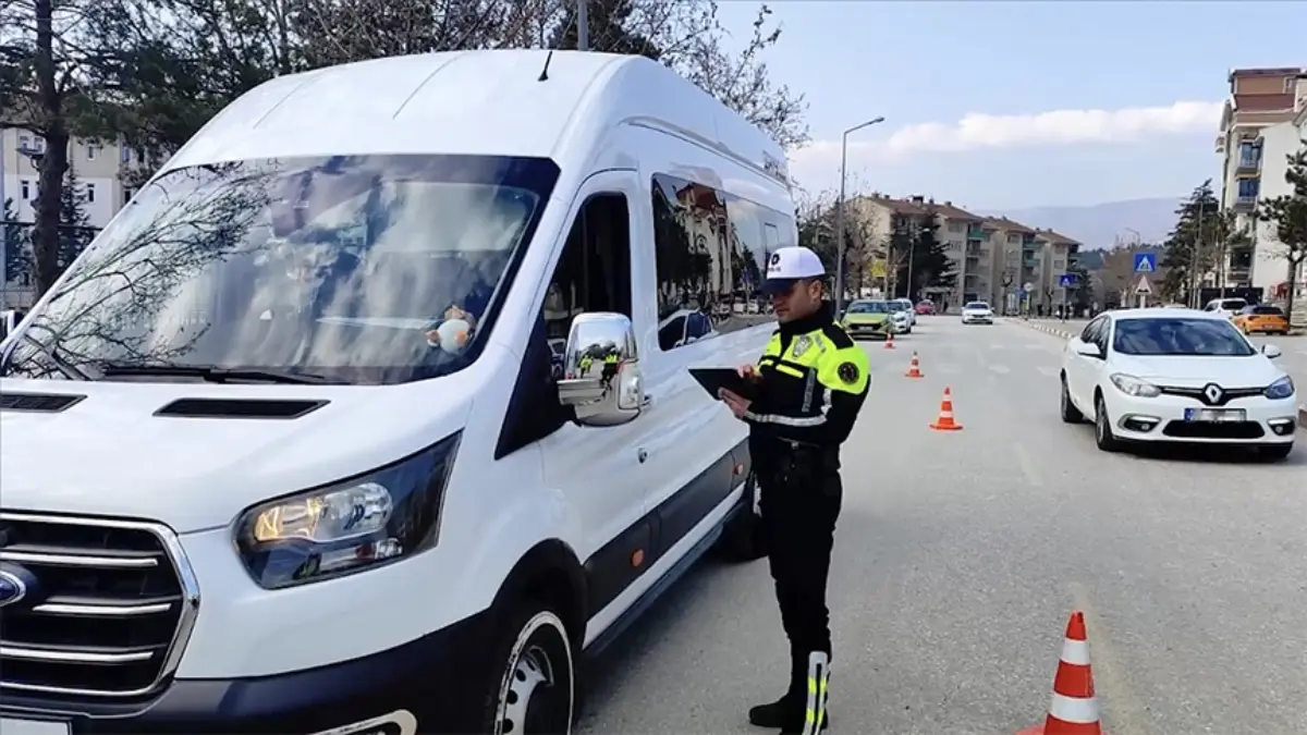 Bakan Yerlikaya açıkladı: Okul servislerinde 12.928 sürücüye işlem yapıldı Bakan Yerlikaya açıkladı: Okul servislerinde 12.928 sürücüye işlem yapıldı