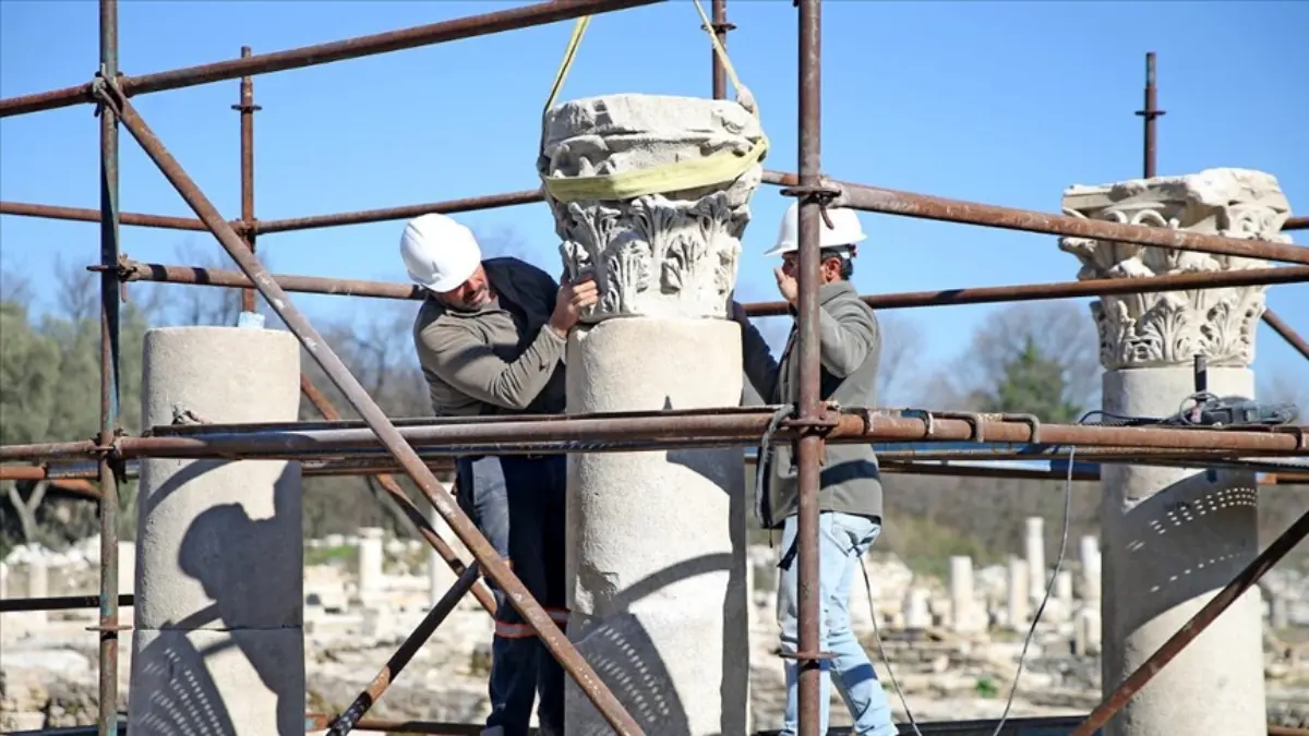 Gladyatörler kenti Stratonikeia'nın Roma hamamı sütunları ayağa kaldırıldı Gladyatörler kenti Stratonikeia'nın Roma hamamı sütunları ayağa kaldırıldı