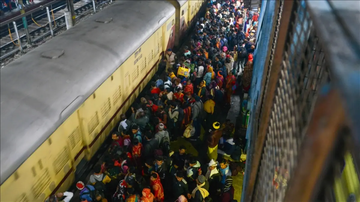 Hindistan'da tren istasyonunda çıkan izdihamda 18 kişi hayatını kaybetti Hindistan'da tren istasyonunda çıkan izdihamda 18 kişi hayatını kaybetti