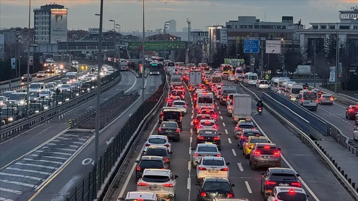 Trafikteki araç sayısı 161 bin 964 oldu Trafikteki araç sayısı 161 bin 964 oldu