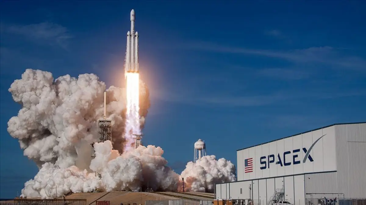SpaceX’e ait roketin enkazı ateş topuna döndü! Roket Polonya'ya düştü SpaceX’e ait roketin enkazı ateş topuna döndü! Roket Polonya'ya düştü