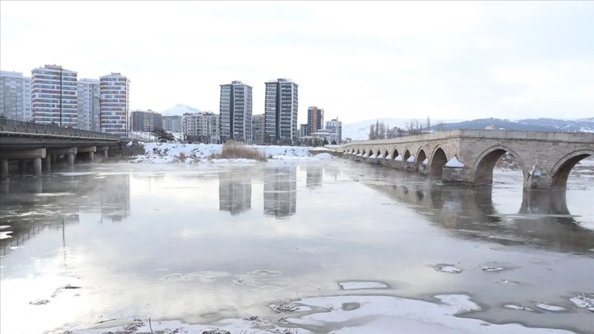 Türkiye'nin en uzun nehri Kızılırmak buz tuttu Türkiye'nin en uzun nehri Kızılırmak buz tuttu