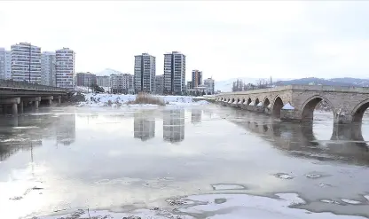 Türkiye'nin en uzun nehri Kızılırmak buz tuttu