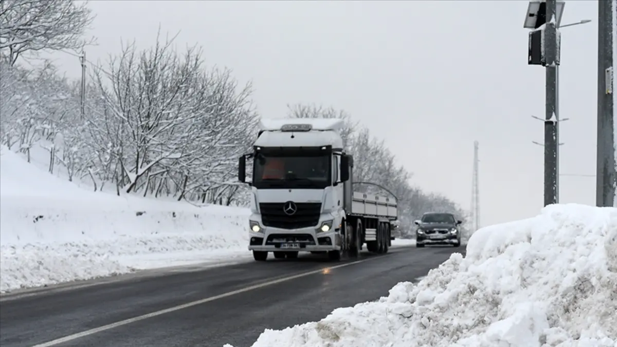 İstanbul ve Ankara'da kapatılan bazı yollar tekrar kullanıma açıldı İstanbul ve Ankara'da kapatılan bazı yollar tekrar kullanıma açıldı