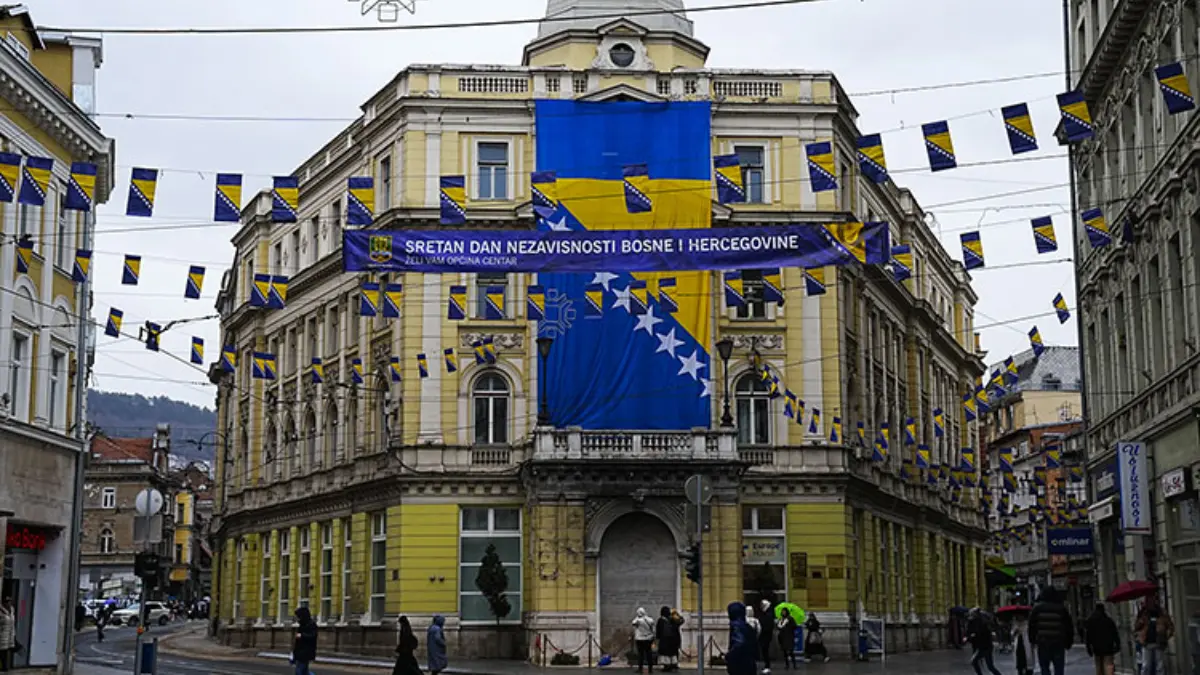 Bosna Hersek'in bağımsızlığının 33. yılı törenlerle kutlanıyor Bosna Hersek'in bağımsızlığının 33. yılı törenlerle kutlanıyor