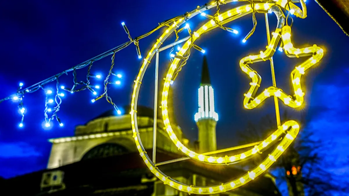 Saraybosna ay ve yıldız ile süslendi Saraybosna ay ve yıldız ile süslendi
