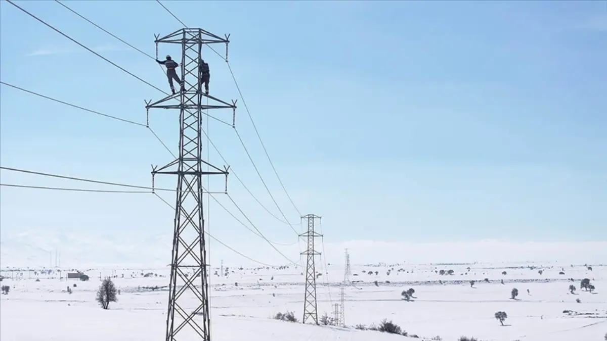Elektrik arıza ekipleri kara kışta zorlu mesaide Elektrik arıza ekipleri kara kışta zorlu mesaide