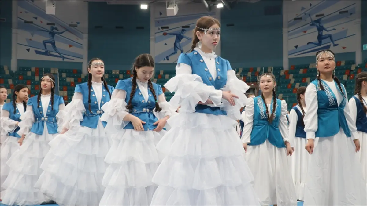 Kazakistan'da yöresel kıyafet günü kutlandı Kazakistan'da yöresel kıyafet günü kutlandı
