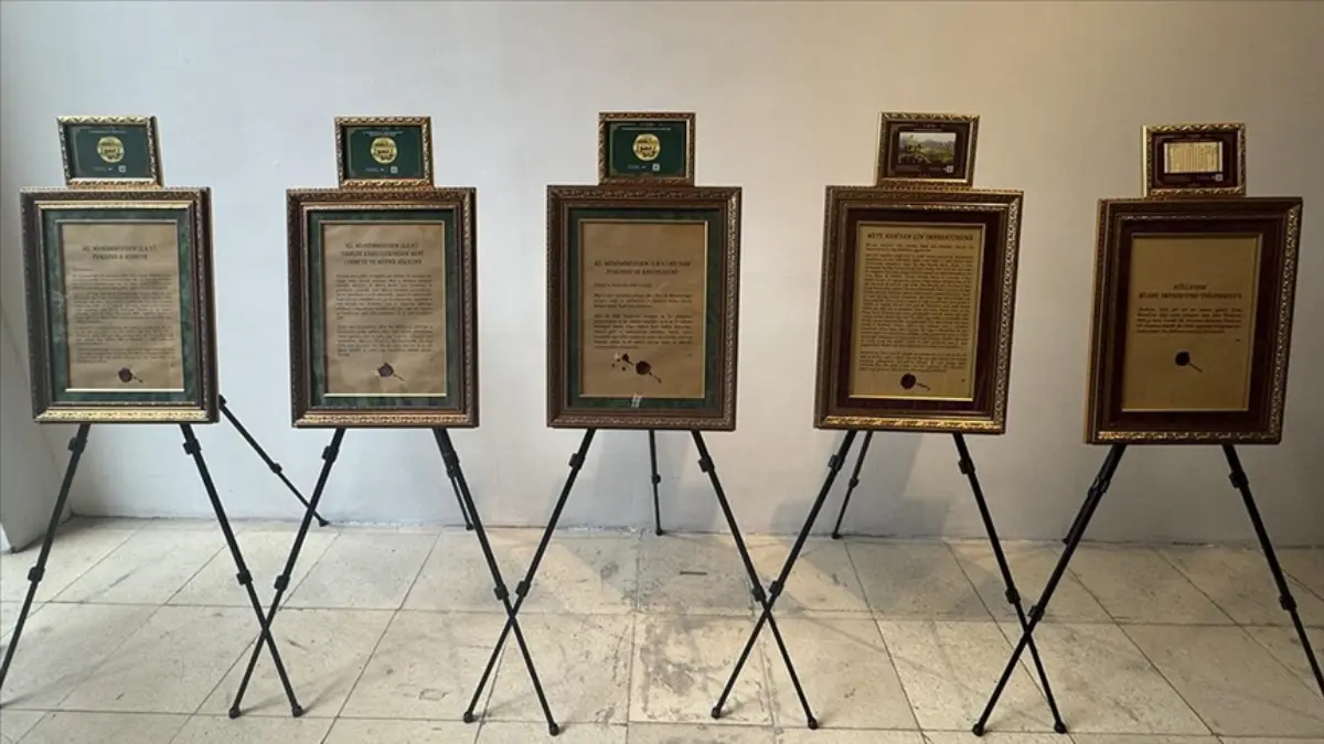 Türk İslam Tarihine Yön Veren Mektuplar sergisi İstanbul'da sanatseverlerle buluştu Türk İslam Tarihine Yön Veren Mektuplar sergisi İstanbul'da sanatseverlerle buluştu