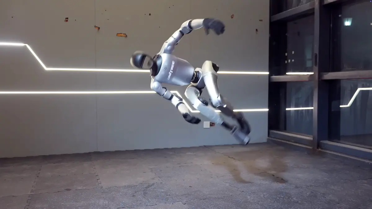Çin’den dünyanın ilk yan takla atan insansı robotu Çin’den dünyanın ilk yan takla atan insansı robotu