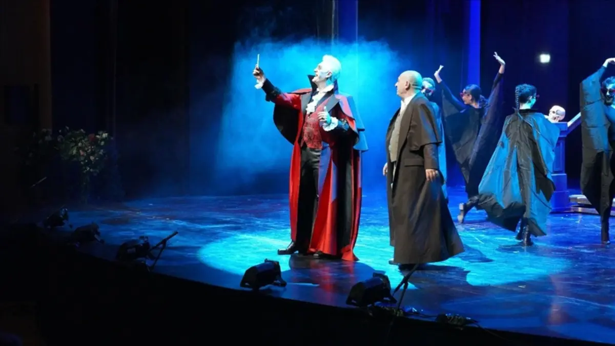 Devlet Tiyatroları’ndan Dracula’ya yeni yorum: AKM'de sergilendi Devlet Tiyatroları’ndan Dracula’ya yeni yorum: AKM'de sergilendi