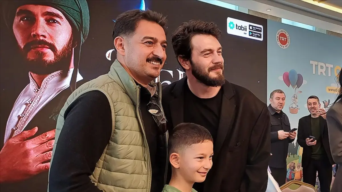 Külliye'de Ramazan etkinliklerinde dizi oyuncuları sevenleriyle buluştu Külliye'de Ramazan etkinliklerinde dizi oyuncuları sevenleriyle buluştu