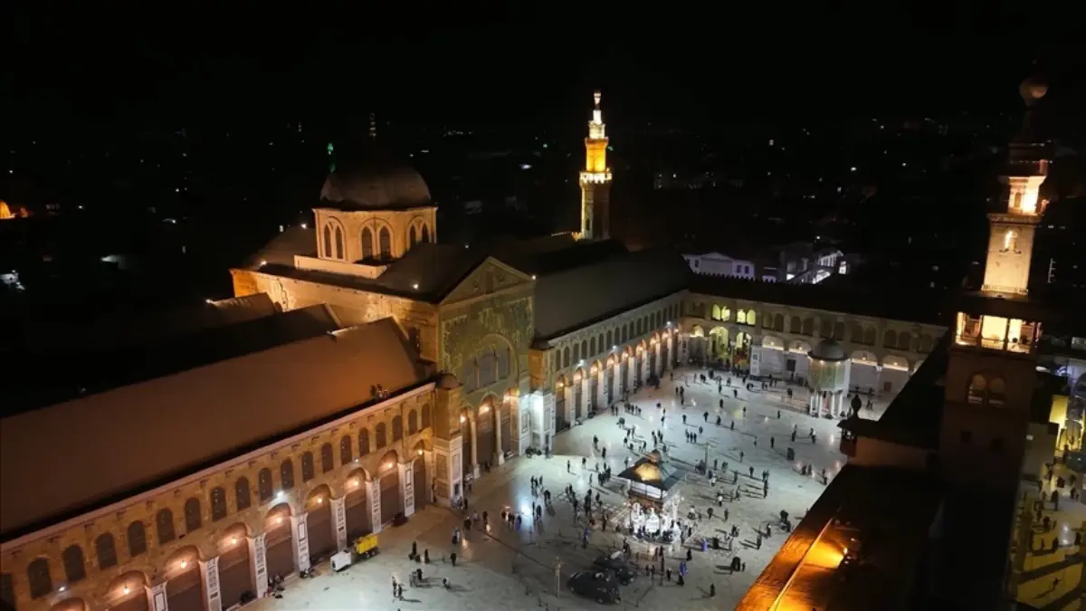 Şam'daki Emevi Camisi'nde Kadir Gecesi idrak edildi Şam'daki Emevi Camisi'nde Kadir Gecesi idrak edildi