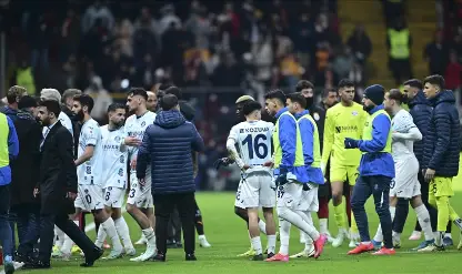 Adana Demirspor, Galatasaray maçında sahadan çekildi! Adana Demirspor, Galatasaray maçında sahadan çekildi!