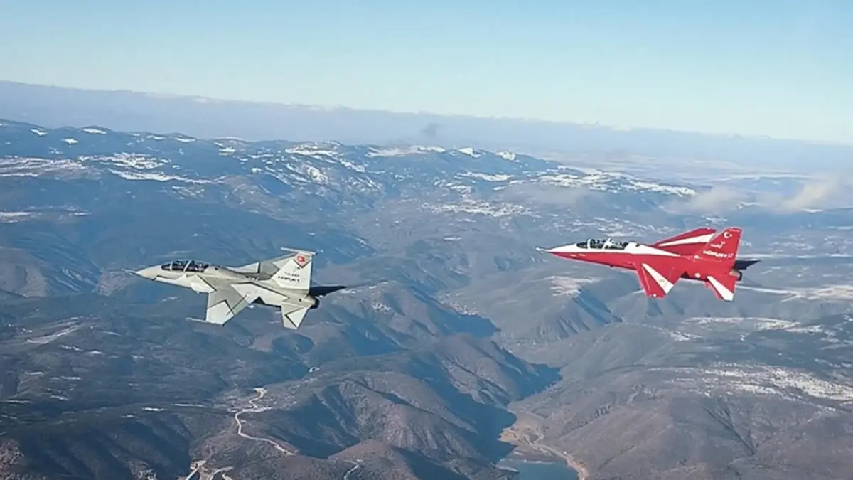 Gökyüzünde tarihi anlar! Türk ve İspanyol Hava Kuvvetleri komutanları 2 HÜRJET ile uçtu Gökyüzünde tarihi anlar! Türk ve İspanyol Hava Kuvvetleri komutanları 2 HÜRJET ile uçtu