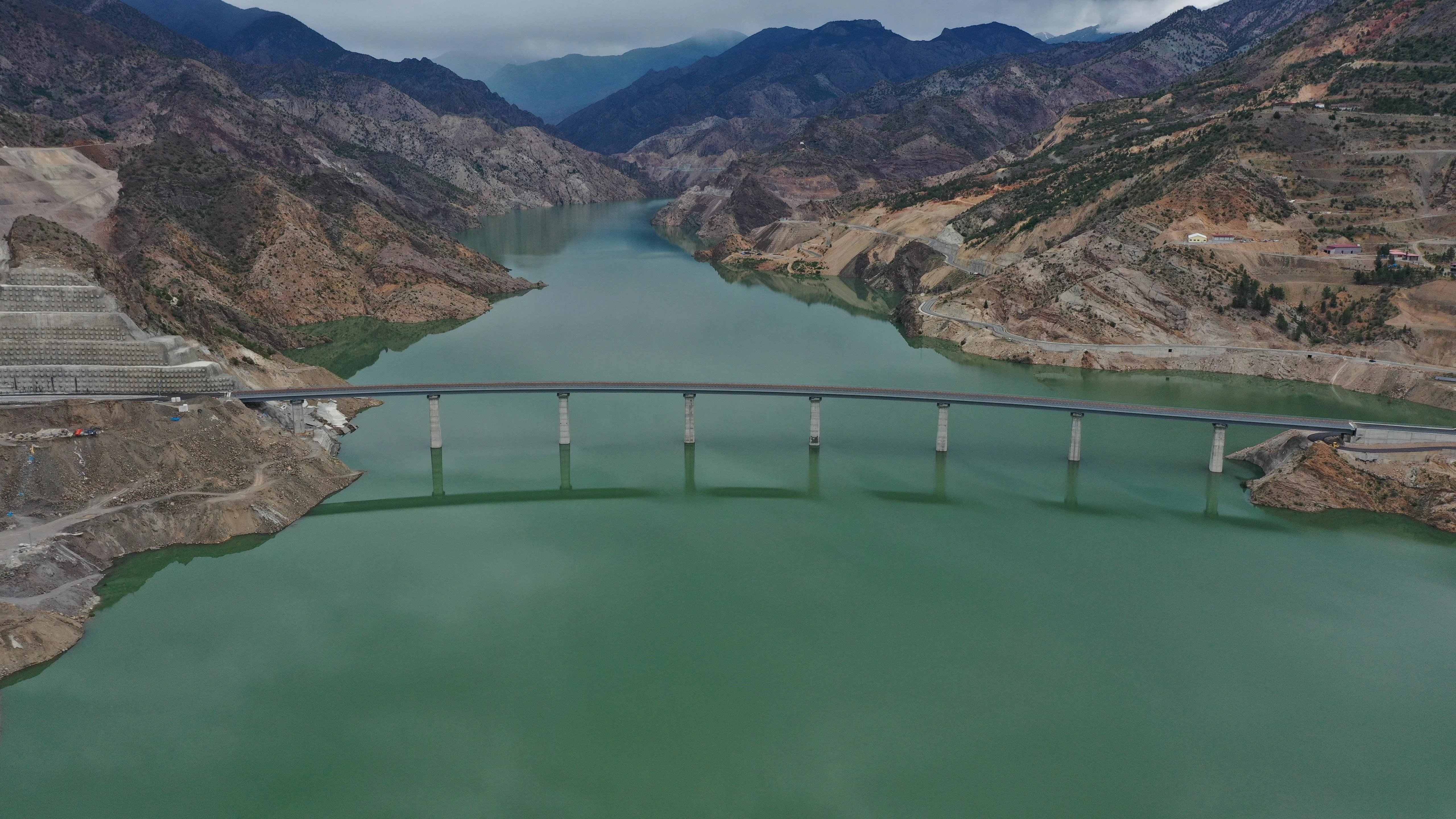 2. Artvin’in dağları arasında uzanan yapı, doğayla uyumlu kıvrımı ve yüksekliğiyle öne çıkıyor.