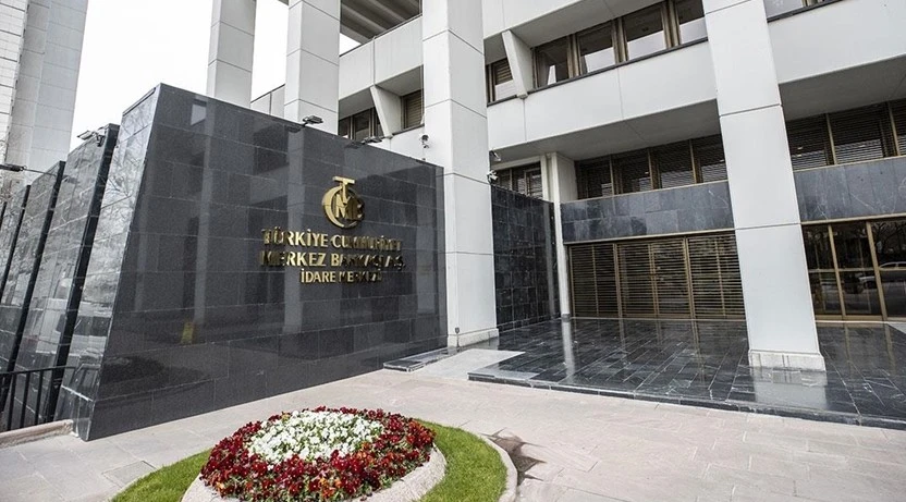 "SAHA GÖZLEMLERİYLE UYUMLU" Bulguların gerek önceki çalışmalar gerekse saha gözlemleriyle uyumlu olarak ramazan ayının gıda ve alkolsüz içecek fiyatları üzerindeki yukarı yönlü baskının temel olarak işlenmemiş gıda ürünleri kaynaklı olduğu ima edilen analizde, şunlar kaydedildi: "Ramazanın işlenmemiş gıda fiyatları üzerindeki etkisini daha detaylı incelemek amacıyla, Tarım ve Orman Bakanlığı Tarım Ürünleri Fiyat İzleme Sistemi (TÜFİS) verilerini kullanıyoruz. Gıda perakende sektöründe önemli paya sahip zincir marketler ile yerel marketlere ait günlük fiyat verilerini içeren TÜFİS, her ürün için türetilmiş özel kimlik kodları ile fiyatların ürün ve market seviyesinde takibine olanak sağlıyor."