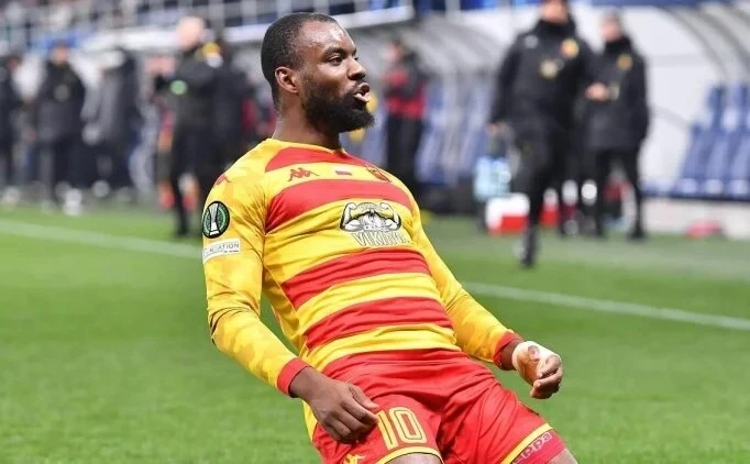 KONFERANS LİGİ’NDE DİKKATLERİ ÜZERİNE ÇEKTİ Kariyerinde istikrarlı bir yükseliş sergileyen Pululu, bu sezon UEFA Avrupa Konferans Ligi’nde gol krallığına ulaşarak adından söz ettirmeyi başardı. Ekstraklasa'da da en değerli oyuncular arasında yer alıyor.