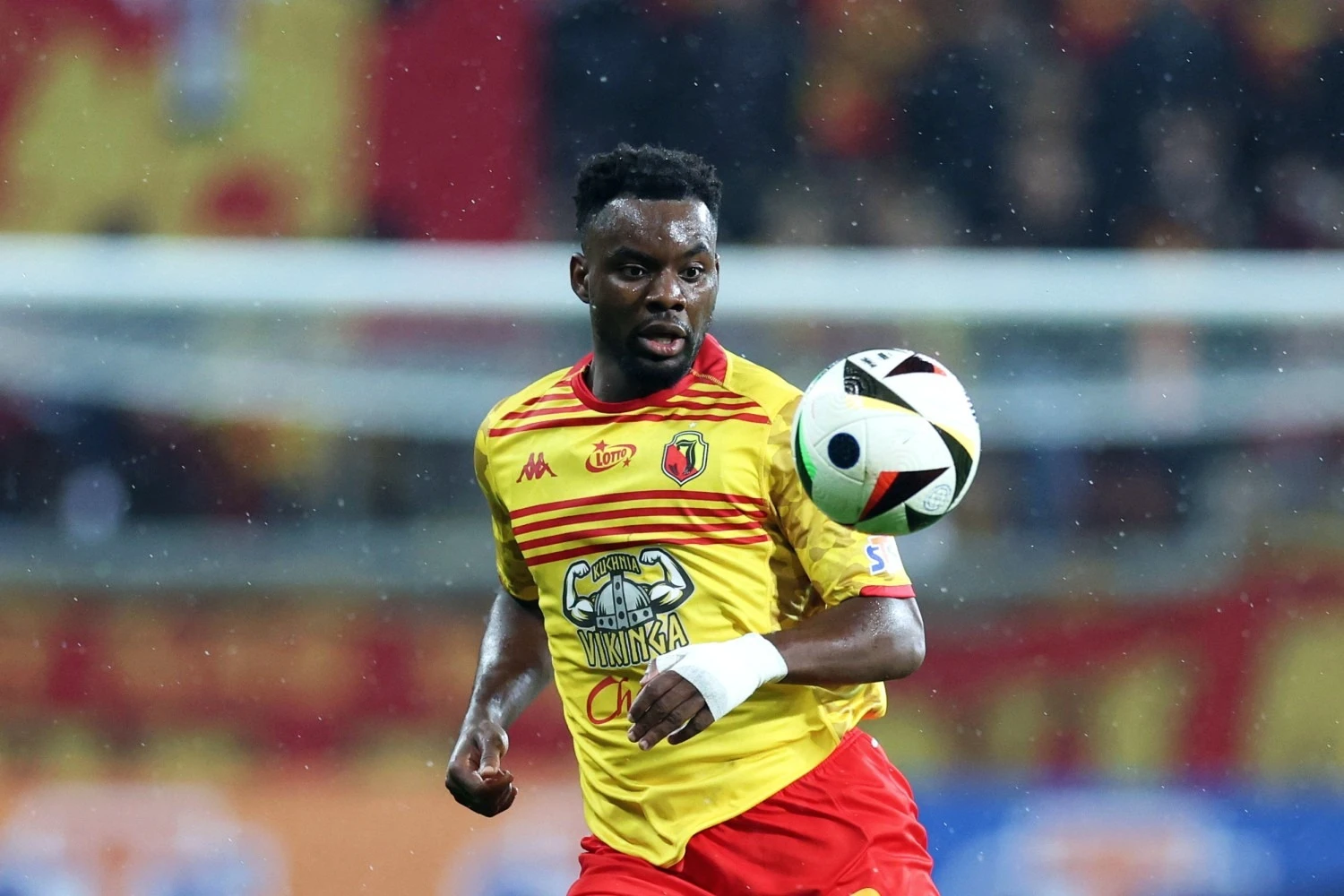 KULÜP BONSERVİS BEDELİNİ BELİRLEDİ Jagiellonia yönetimi, takımdan ayrılması durumunda Pululu için yaklaşık 5 milyon euro bonservis bedeli talep ediyor. Beşiktaş transfer komitesi ise bu bedeli gözden geçirerek görüşmelere başlamaya hazırlanıyor. Siyah-beyazlı kulübün, bu transferle birlikte hücum hattını gençleştirerek yeniden yapılandırma hedefinde olduğu da vurgulanıyor.